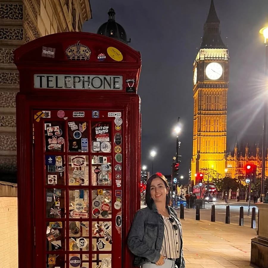 1 Cabine telefonica e bigben ao fundo todo iluminado com digca do que fazer para tirar essa foto