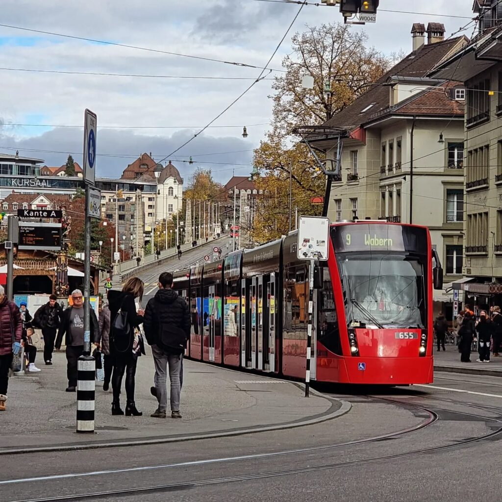 <centro da cidade de Berna com onibus passando>