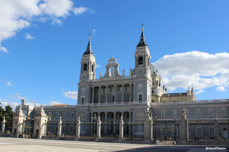 A Catedral de la Almudena impressiona com sua beleza e localização privilegiada ao lado do Palácio Real