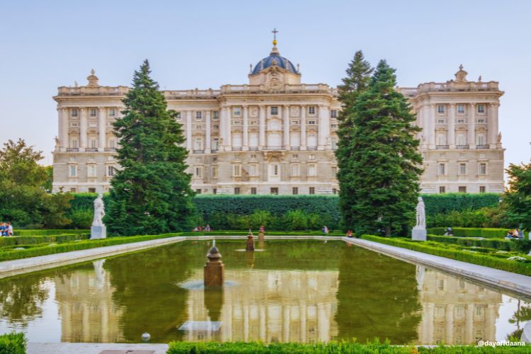 Jardins de Sabatini em Madrid com caminhos simétricos, fontes e vista para o Palácio Real ao fundo