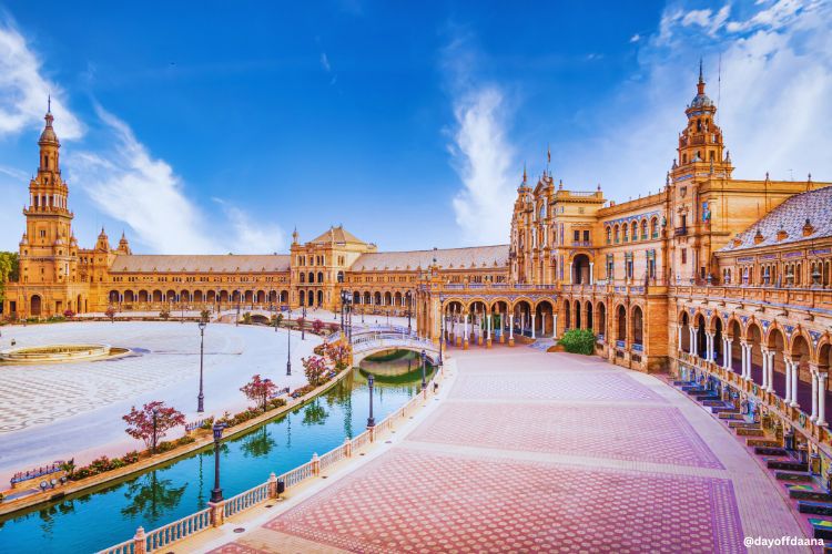PLaza espana A Praça da Espanha em Sevilha impressiona com sua arquitetura monumental e azulejos coloridos que representam cidades da Andaluzia. Um ponto imperdível no seu roteiro pela cidade!