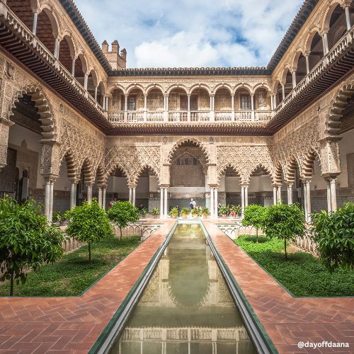 Palacio de alcazar O pátio do Palácio Real de Alcázar encanta com sua arquitetura única, um espelho d’água ao centro e ricos detalhes ao redor que revelam a beleza da arte mourisca. Um dos destaques do que fazer em Sevilha!