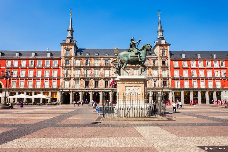 Plaza Mayor em Madrid com sua famosa estátua central — destaque entre as opções de o que fazer em Madrid