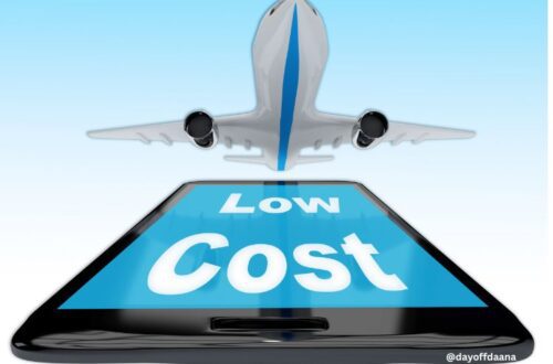 aviao descolando e celular em baixo escrito low cost