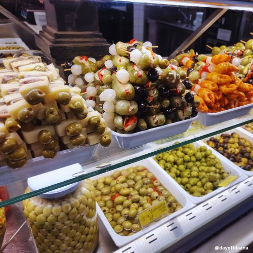 Azeitonas frescas expostas no Mercado de San Miguel, um dos pontos gastronômicos mais visitados de Madrid