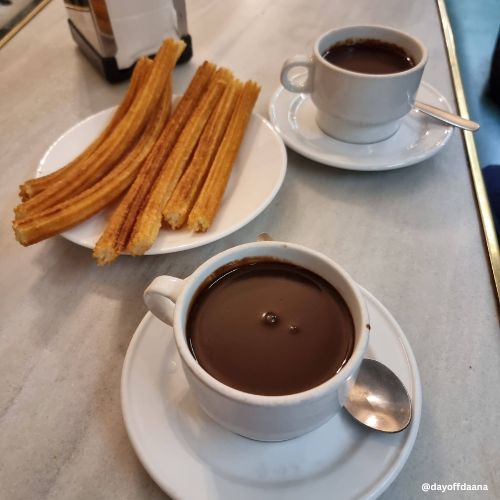Churros e porras acompanhados de xícara de chocolate quente tradicional em Madrid, uma deliciosa opção típica para experimentar na cidade