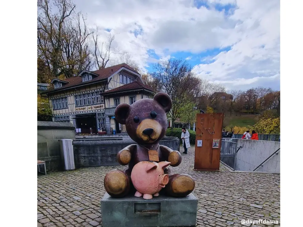 <fossa dos ursos 0 en frente escultura de ursos, atras casa com lembrancas>