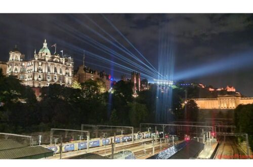 Alt= foto de Edimburgo a noite, mostrando estacao de Trem, castelo de Edimburgo e parlamento