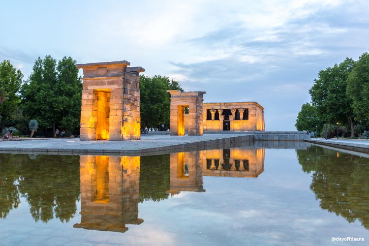 Templo de Debod ao entardecer — uma experiência imperdível do que fazer em Madrid.
