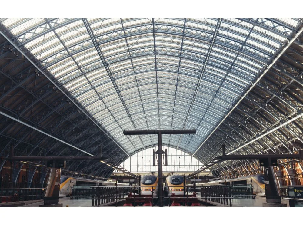 estacao de trem St Pancreas, mostrando trems rapidos, uma opcao diferente das low cost