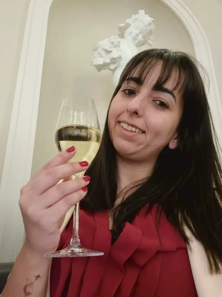 Ana  com taca de vinho na mao na escola do vinho 