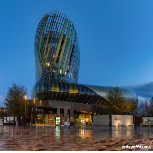 Alt -Museu do Vinho, arquitetura diferenciada lembrando uma taca, foto ao anoitecer.