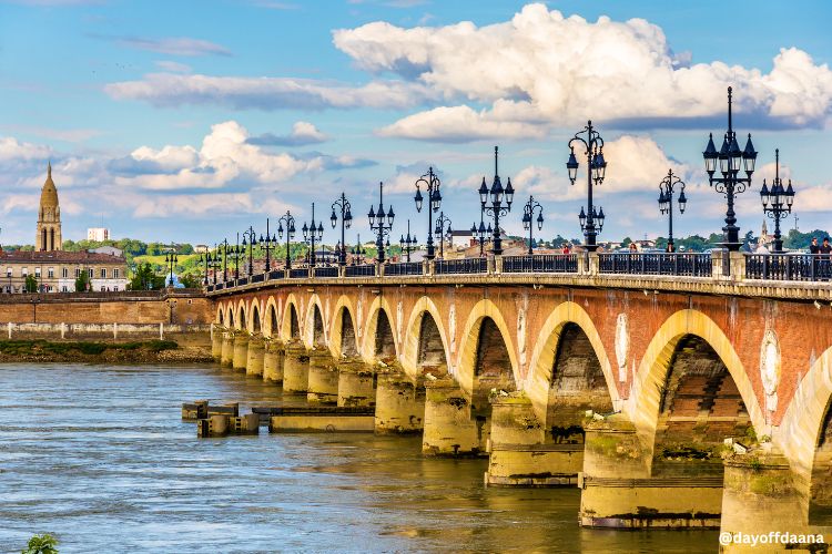 Alt= Pont de Pierre Bordoux, mostra detalhes e lustres antigos, lembrando uma franca de arquitetura antiga