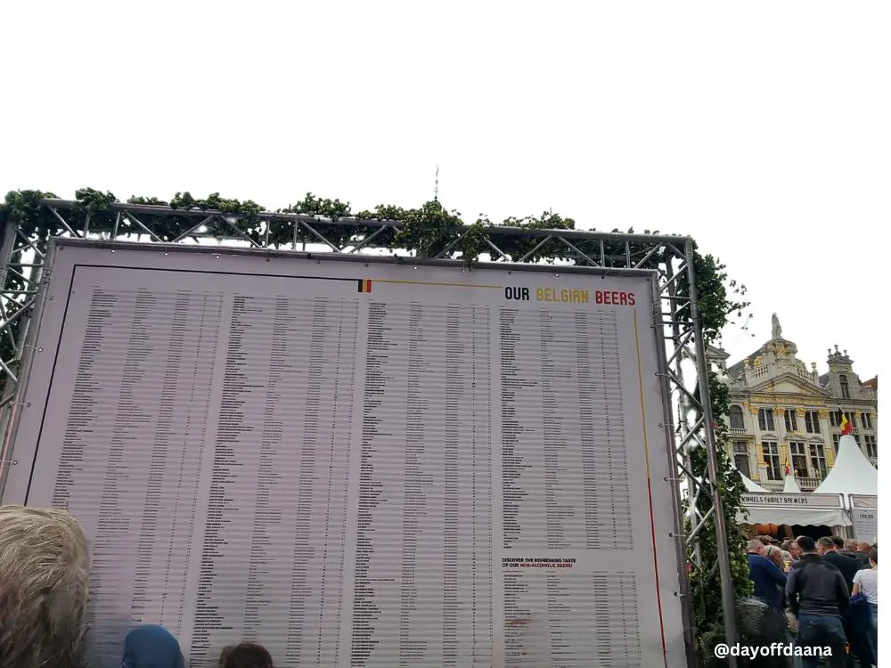 <Placa com cervejas do festival>