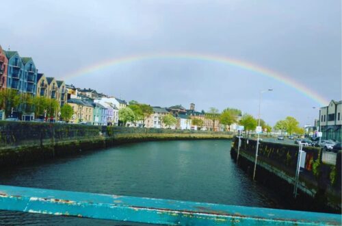 cidade de cork com rio e casas coloridas tipicas da cidade