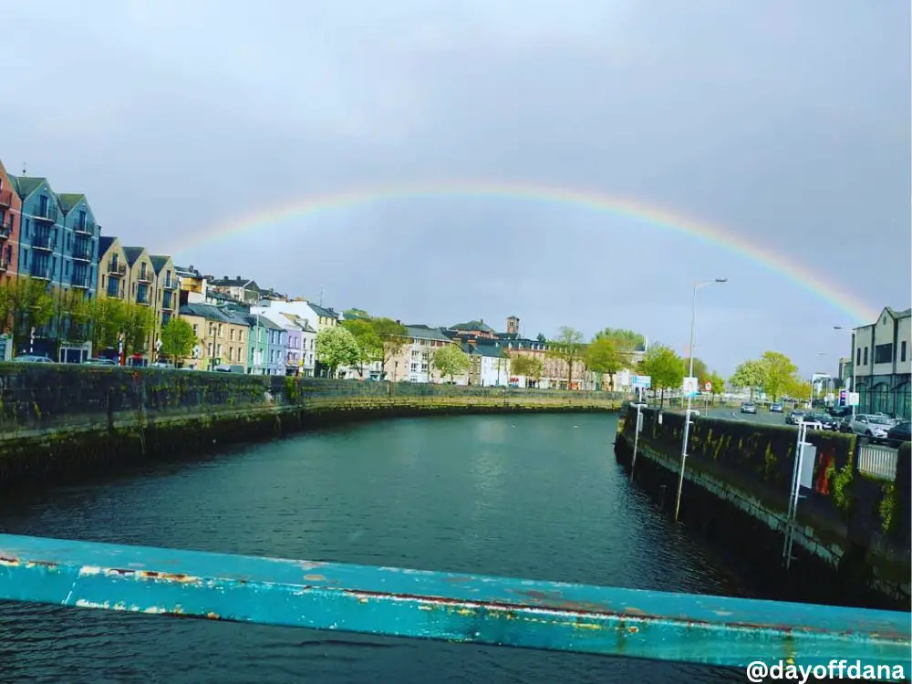 cidade de cork com rio e casas coloridas tipicas da cidade