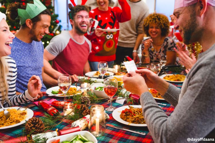 Brincadeira de natal na Europa, foto mostra amigos lendo e se didivertindo