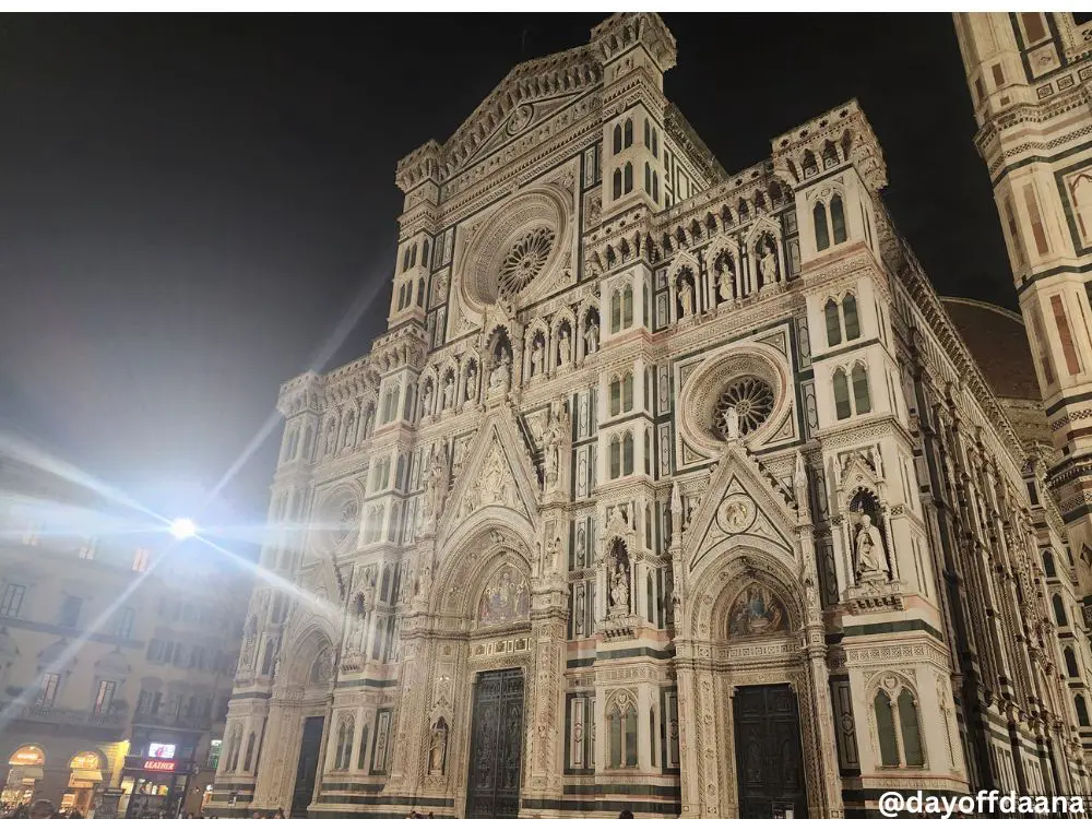 Alt= Faixa da Cathedral de Florenca a noite