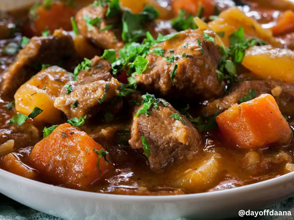 Alt= Irish Stew - Ensopado de carne, batata e cenoura com carne bovina ou de cordeiro perfeito para comer na Irlanda apos um dia pesado ou um dia frio