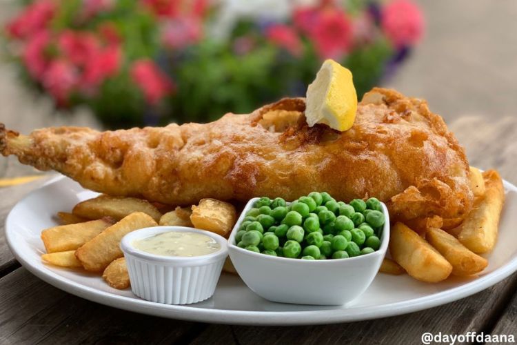 O que comer na Irlanda-Fish and Chips Fish and Chips - peixe frito, batatas fritas, acompanhado de molho tartaro e ervilhas frescas