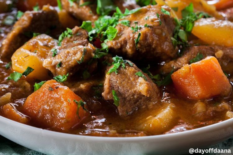 O que comer na Irlanda -Irish Stew Irish Stew - Ensopado de carne, batata e cenoura com carne bovina ou de cordeiro perfeito para comer na Irlanda apos um dia pesado ou um dia frio