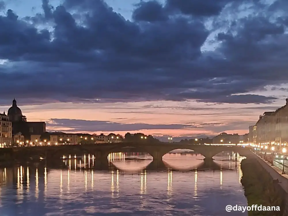 Alt=Vista da Pont Vecchio durante o por do sol