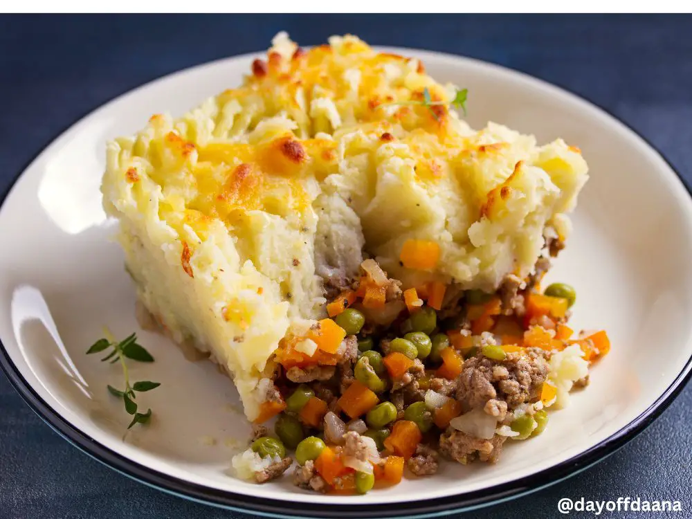 Alt= Shepherd’s Pie  - Carne boniva ou de cordeiro, temperada com legumes, em cima pure de batatas e queijo gratinado. Foto mosta um pedaco em um prato comum. uma opcao rapida para comer na Irlanda