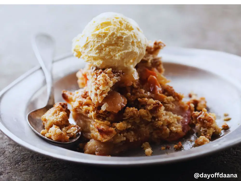 Alt = Apple Crumble - mostrando uma sobremesa feita com maca, crosta crocante de farelo e bola de sorvete de baunilha acima. Uma sobremesa deliciosa e saudavel para comer na Irlanda