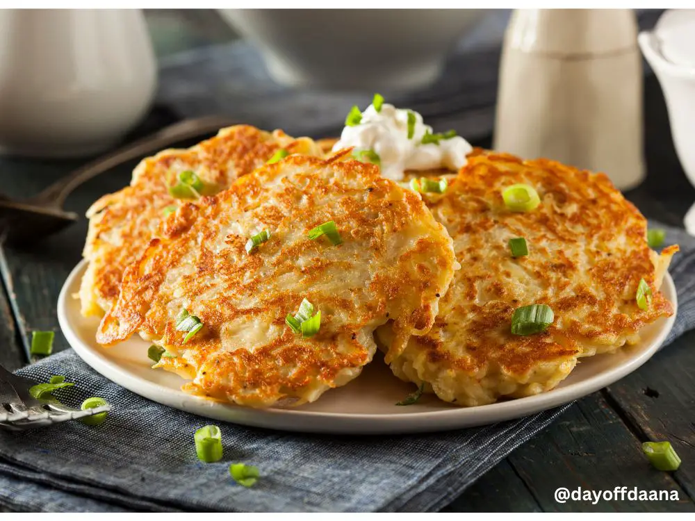 Alt= Boxty - panqueca feita com batata ralada crua. Foto mostra elas em prato e frita Uma ocao diferente de comer batata na Irlanda