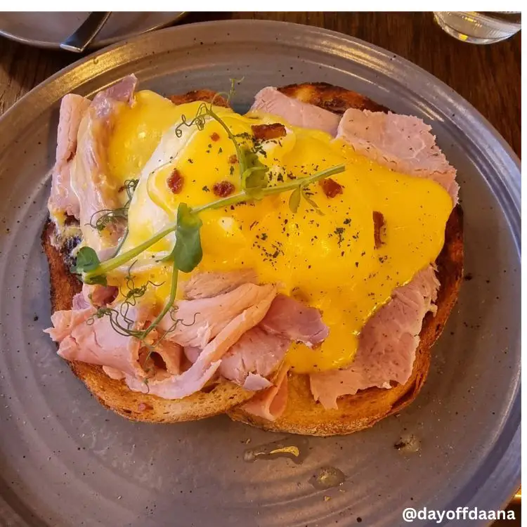 Alt=Eggs benedict - Na foto pao tradicional irlandes, "bread soda", presunto e ovos poche com molho holandese