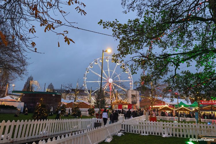 Mostrando a feirinha em galway com comida e iluminacao e roda gigante ao fundo - natal ns Europaa 