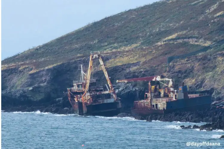 Alt= navio encalhado em Ballycotton Cliffs Walk, proximo a costa, mostrando mar, costa e navios entre as pedras