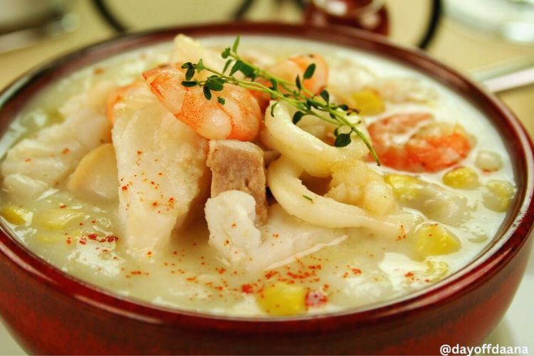 o que comer na Irlanda-Seafood Cownder Seafood Chowder - Sopa de frutos do mar cremosa, contendo camaroes, mariscos e outras variedades de peixe ideal para os dias frios