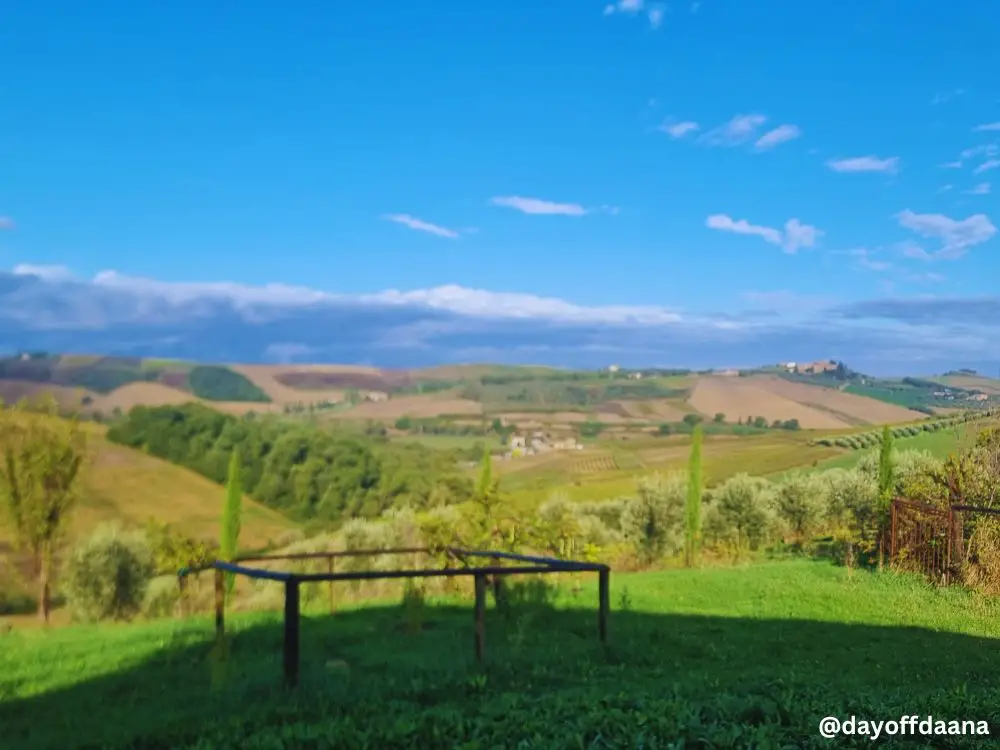 Alt=Vista surpreendente do Hotel em Montaltino para vinhedos, imagem ao sair do quarto, com sol, montanhas e plantacoes de vinho
