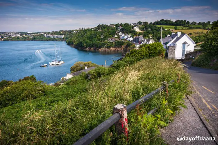 Alt=mostrando uma ponta de Kinsale, onde voce ve mar, bargos, e algumas casas, proximo a praia e ao bar indicado