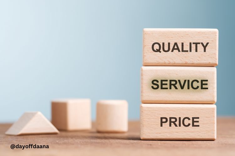 =Alt cubos em marrom emitando madeira, escritos em ingles - qualidade, servico e preco, coisas que devem ser comparadas na hora de checar sua hospedagem para nao ter problemas