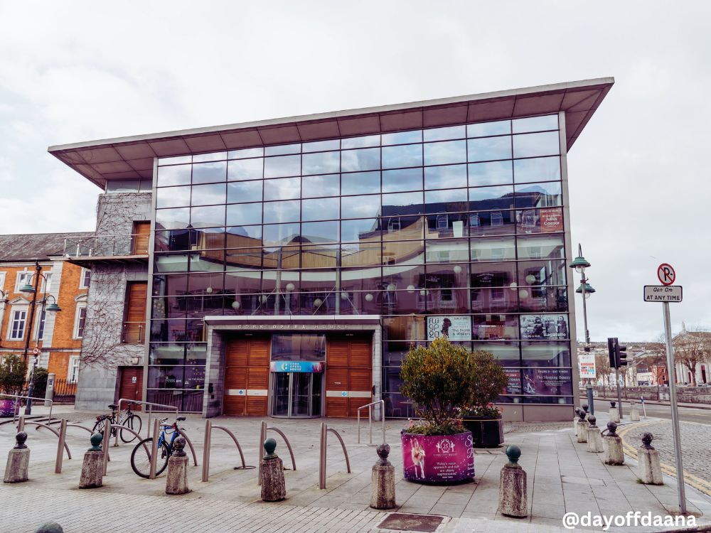 O-que-fazer-em-Cork-Opera- House Opera House em Cork, um prédio espalhado pelo centro da cidade, é uma boa opção de passeio em Cork.