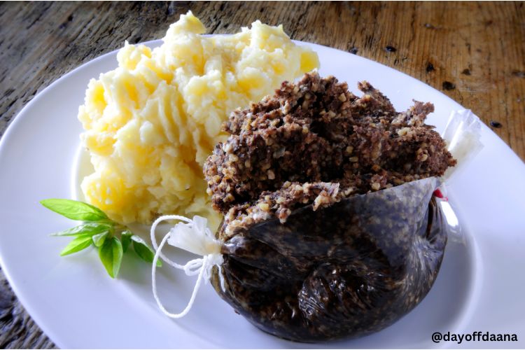 O-que-fazer-em-Edimburgo-Haggis "A foto mostra o prato tradicional Haggis, um embutido de carneiro servido com batata – uma ótima opção para experimentar em Edimburgo.