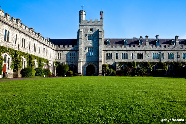 o-que-fazer-em-Cork-University Collage Cork o-que-fazer-em-Cork-University Collage Cork-UCC, mostrando parte do campo com caracteristicas medievais