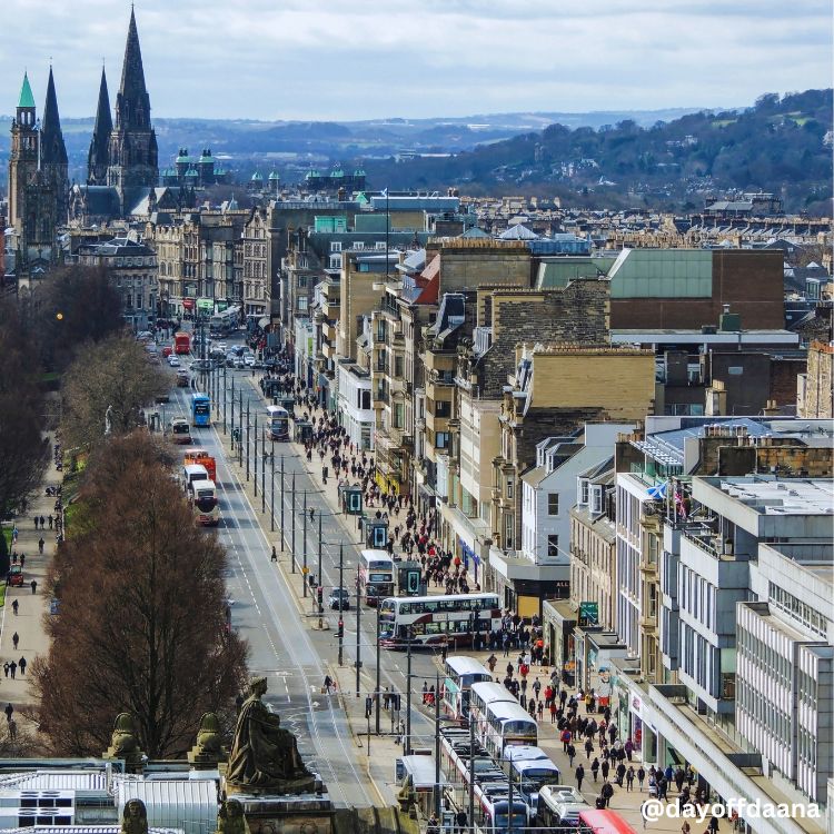 Princess Street – vista de cima, uma atração imperdível em Edimburgo, com lojas, castelo e monumentos.