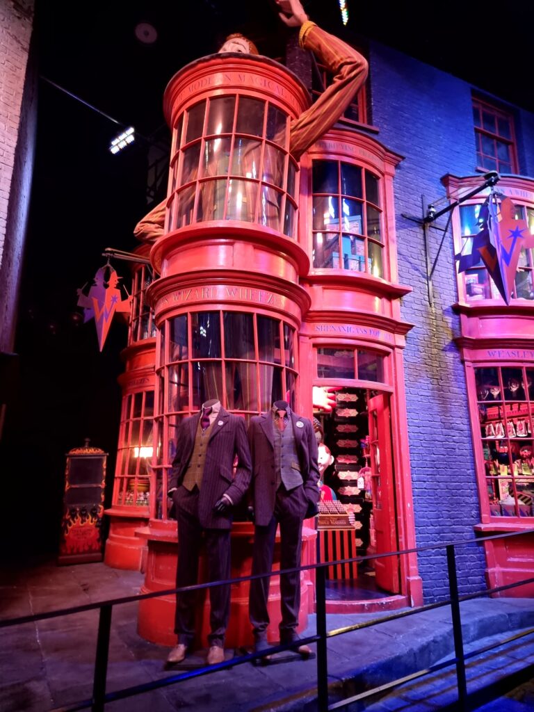 Estúdios Harry Potter – Loja do Wesley: explorando roupas típicas usadas nos filmes, mergulhando no universo mágico e nos detalhes que dão vida aos personagens de Hogwarts.