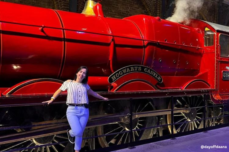 Estúdios-Harry-Potter-expressodeHogwards Dentro dos Estúdios Harry Potter, você pode encontrar o Expresso de Hogwarts, explorar os vagões e se encantar com toda a magia e os detalhes dos filmes