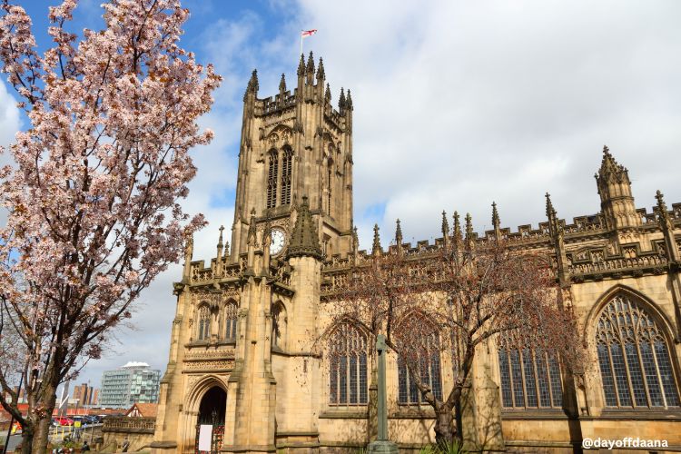 Catedral de Manchester, uma construção grande e imponente em estilo gótico, localizada no centro da cidade.