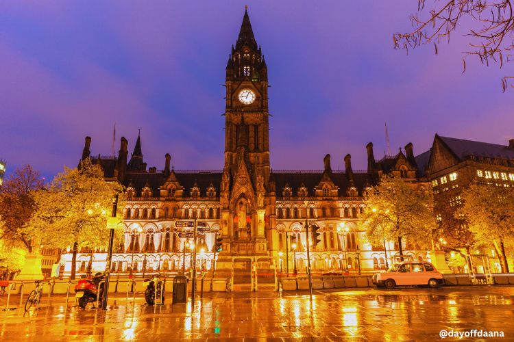 Alt text =Manchester Town Hall, a histórica prefeitura de Manchester, com seu imponente relógio central a 85 metros de altura e arquitetura neogótica, um ícone do Reino Unido
