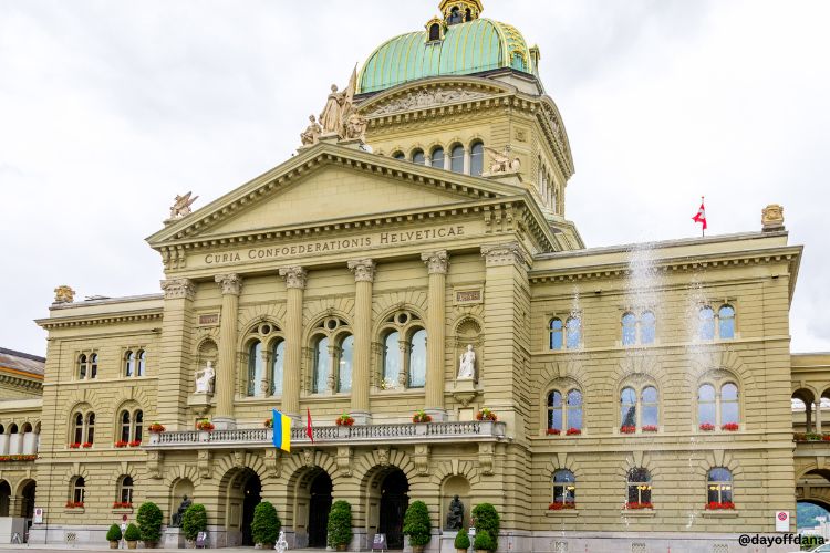 O-que-fazer -em-Berna - Parlamento O Parlamento de Berna, com sua arquitetura imponente, é um dos edifícios mais emblemáticos da cidade e merece estar na sua lista do que fazer em Berna.