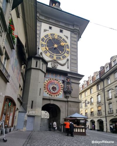 Durante seu passeio pelo centro histórico de Berna, alguns locais vão chamar a atenção, como a famosa Torre do Relógio (Zytglogge) — um dos destaques imperdíveis na lista do que fazer em Berna.