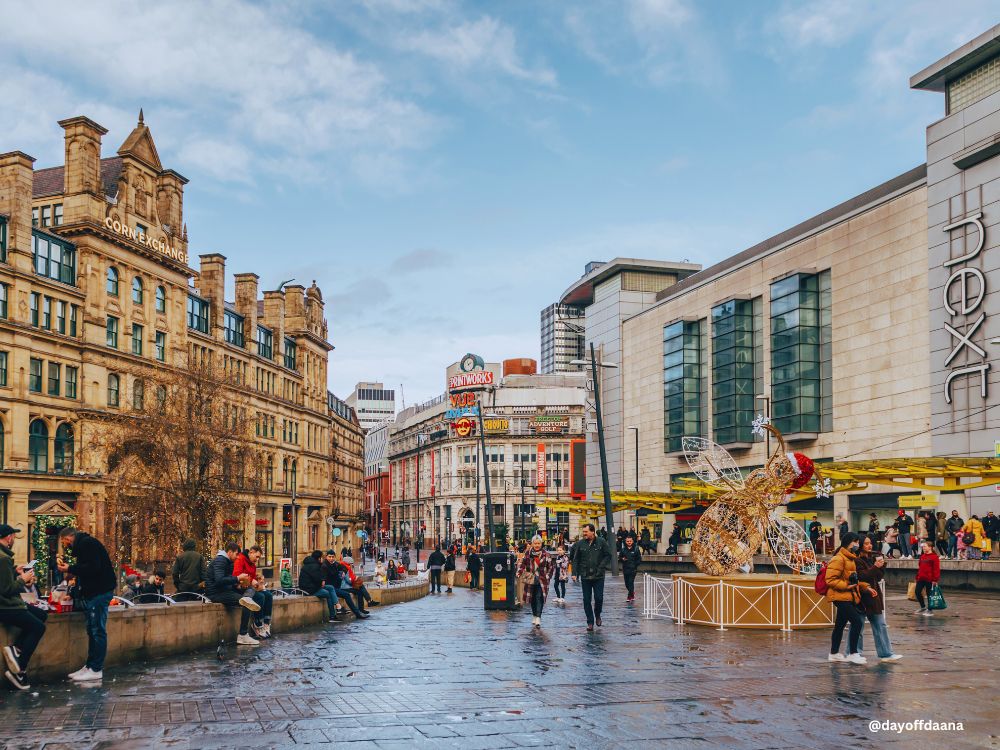 Centro de Manchester, com área de compras ao lado repleta de diversas lojas.