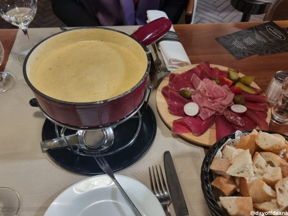 o-que-fazer-em-berna-foundue Como opção do que comer em Berna, não pode faltar o fondue de queijo