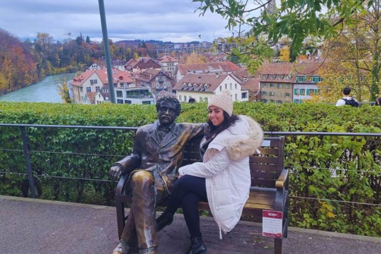 o-que-fazer-em-Berna-ParquedasRosas foto com estatua do Abert Eisten dentro do Parque das Rosas em Berna