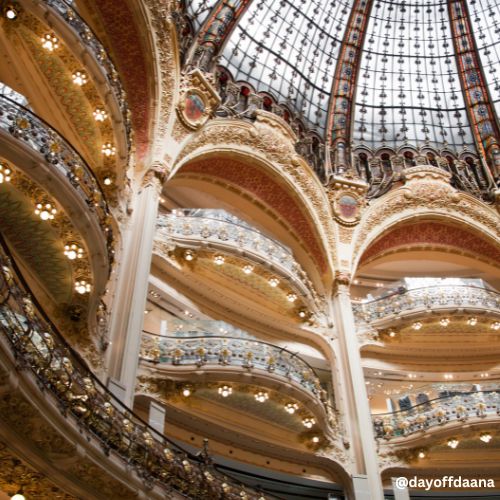Alt: Interior da Loja das Galeries Lafayette – um ambiente chique e sofisticado. Para quem adora compras, é algo que não pode faltar na sua lista do que fazer em Paris.